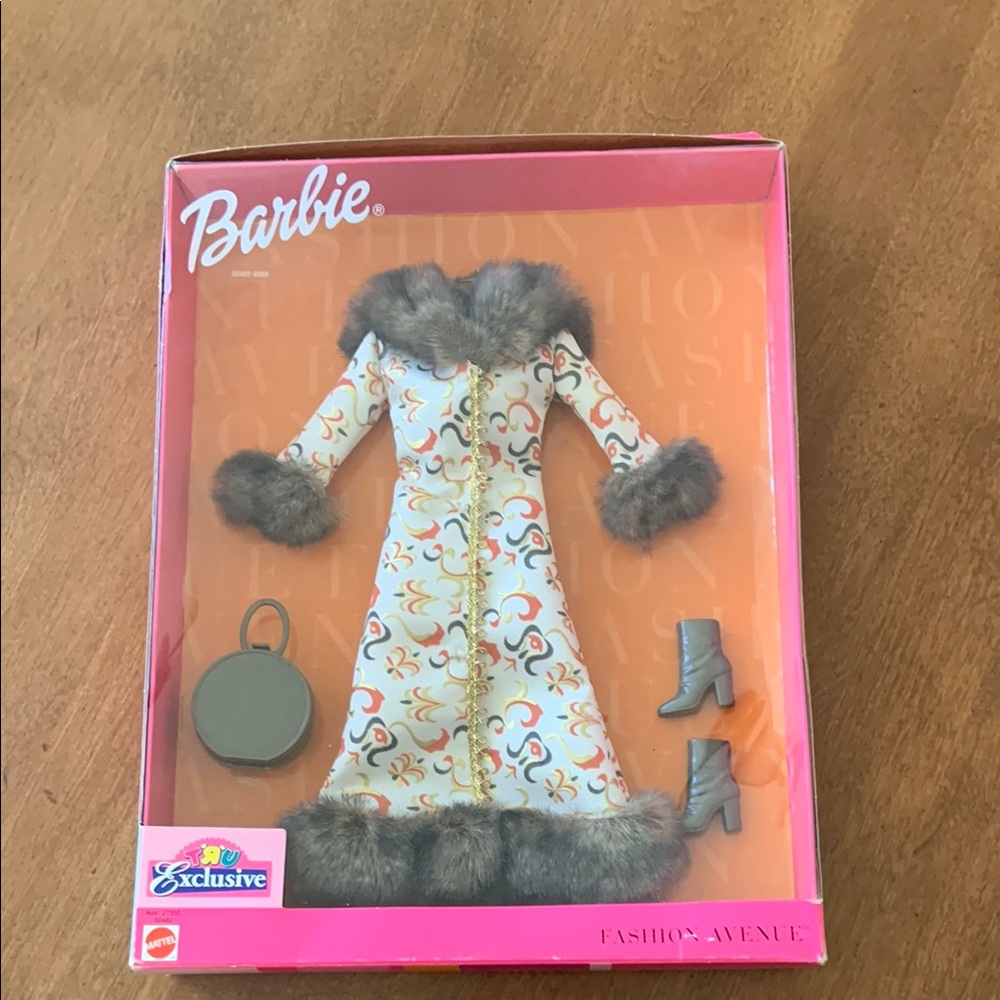 Barbie Fashion Avenue 2001 new in box outfit fake fur long coat purse and boots